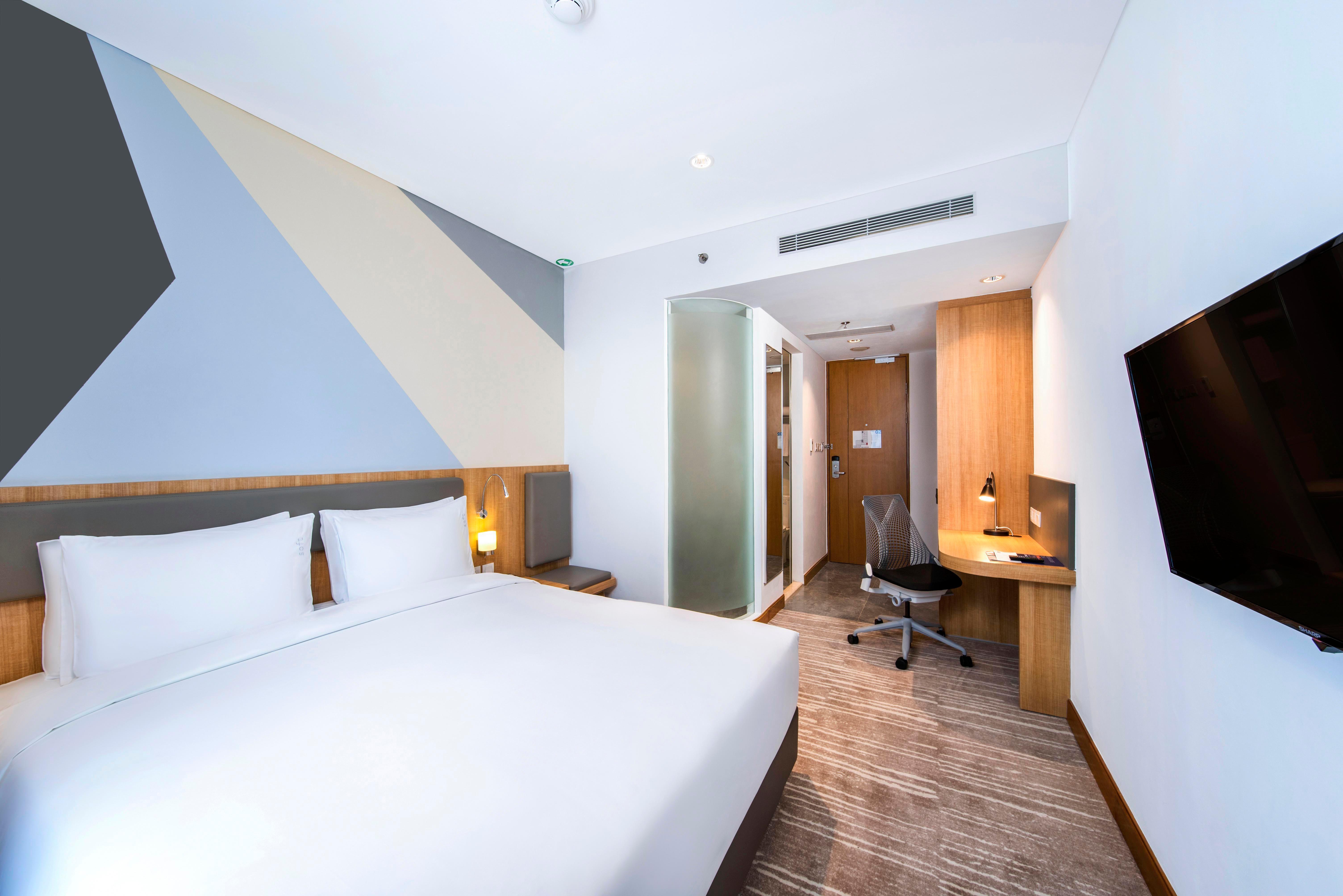 Holiday Inn Express Jakarta Matraman By Ihg Exterior photo